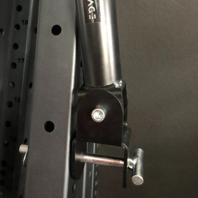 Peça metálica prateada com texto AG- fixada a estrutura metálica cinza com orifícios numerados