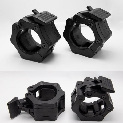 Presilhas pretas de plástico para barra de treino com fecho rápido sobre fundo branco.