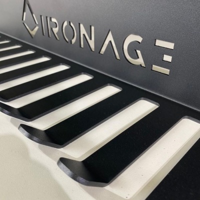 Suporte metálico preto com texto recortado VIRONAGE