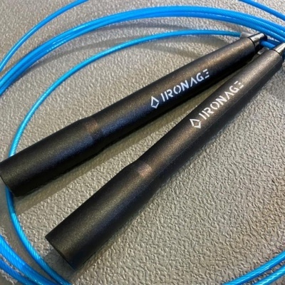 Corda de saltar IRONAGE com cabos pretos e cabo azul