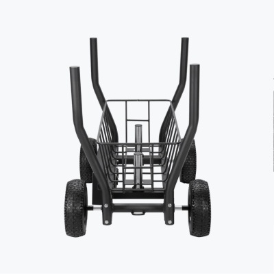 Carrinho de mão preto com quatro rodas e cesto metálico.