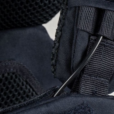 Acessórios têxteis e cabo preto fino com fivela