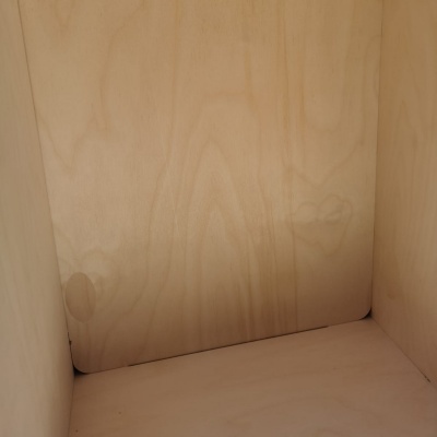 Interior de armário de madeira clara com veios naturais