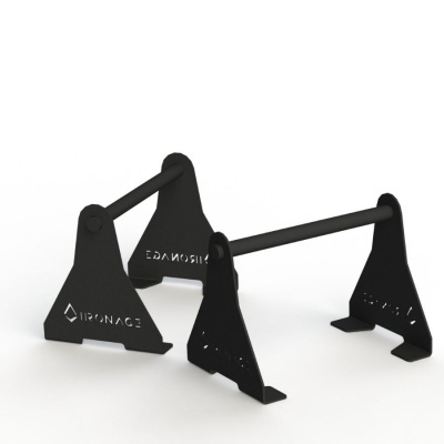 Estrutura metálica preta com suportes triangulares e texto recortado