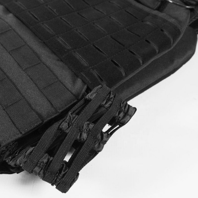 Mala preta com design têxtil entrelaçado e alças grossas