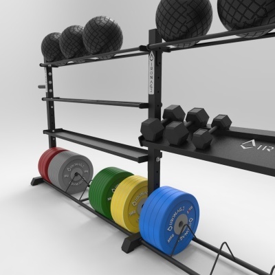 Prateleira de metal com bolas medicinais, halteres e discos de peso coloridos