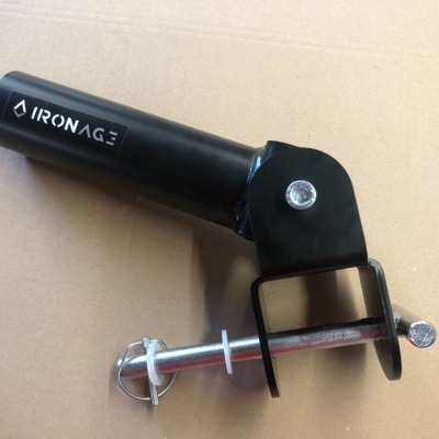 Suporte de metal preto com parafuso prateado e etiqueta IRONAGE