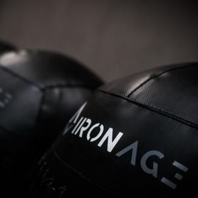 Bola medicinal preta com texto IRON AGE