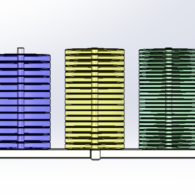 Cinco pilhas de pacotes coloridos empilhados em suporte metálico