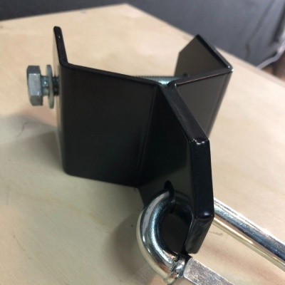 Abraçadeira preta metálica com parafuso e gancho metálico