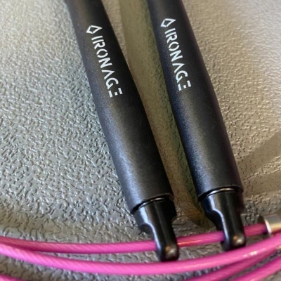 Cabo de salto preto com cabo cor-de-rosa e texto IRONAGE