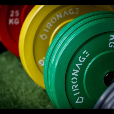 Discos de pesos coloridos alinhados para ginásio
