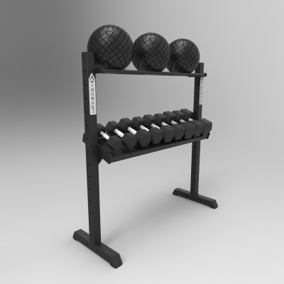 Suporte preto com bolas de treino e halteres organizados.