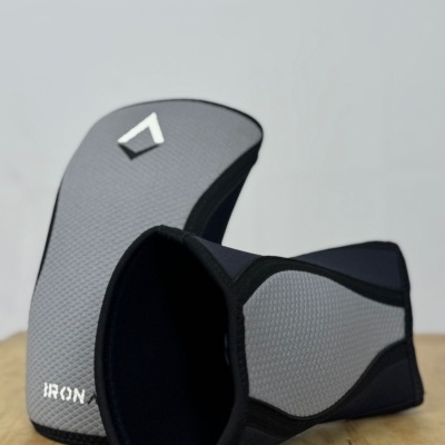 Caneleira de treino cinza e preta com textura hexagonal e texto IRON