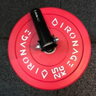 Disco de peso vermelho de 2 kg Ironage com suporte preto num piso negro