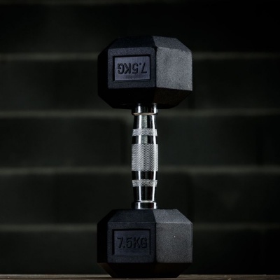Halter preto de 7,5 kg com empunhadura metálica em fundo escuro