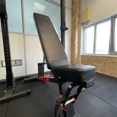 Banco de exercício preto ajustável num ginásio