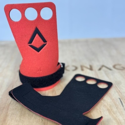 Manoplas para ginásio vermelhas e pretas com três orifícios e fecho velcro