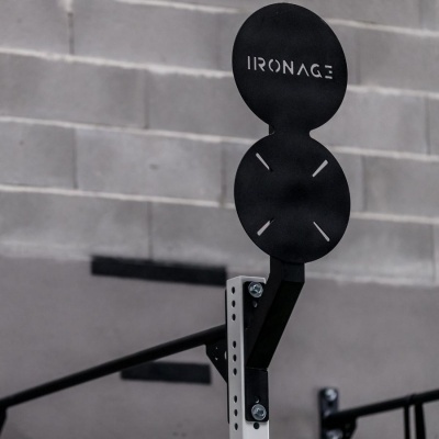Alvo de treino de ferro preto com a marca IRONAGE numa estrutura metálica branca e preta