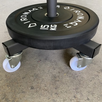 Disco de peso preto de 15 kg com rodízios em base preta num chão de cimento.