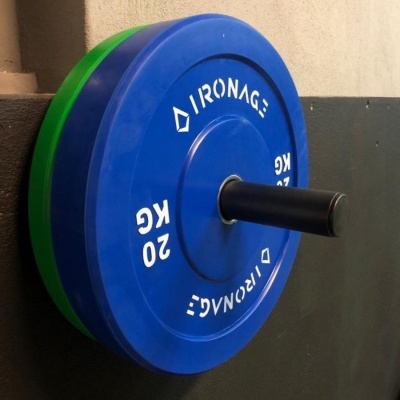 Discos de pesos para barra de halterofilismo azul e verde com texto branco IRONAGE 20 KG montados numa barra preta