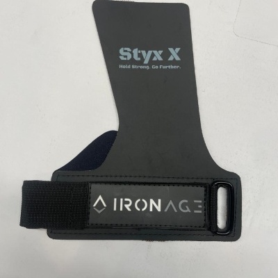 Suporte de pulso preto de treino com texto Styx X e IRONAGE