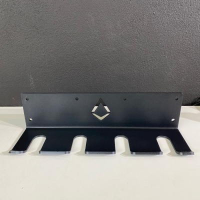 Organizador de parede em metal preto com cinco encaixes e logótipo geométrico recortado