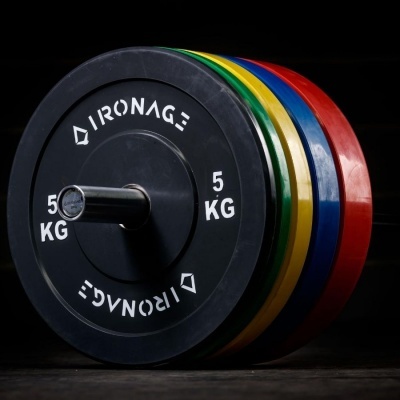 Discos de halterofilismo coloridos empilhados com indicação de 5 KG