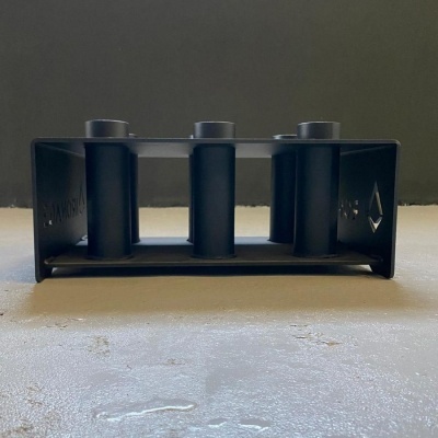 Suporte preto em metal com três cilindros