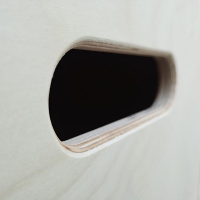 Buraco oval em placa de madeira contraplacada clara