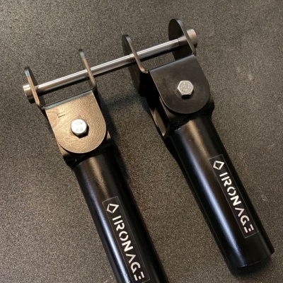 Peças metálicas cilíndricas pretas com parafusos e barra metálica, rotuladas 'IRON AGE'.