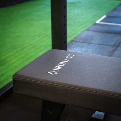 Banco de ginásio cinzento com marca AIRON AGE em ginásio