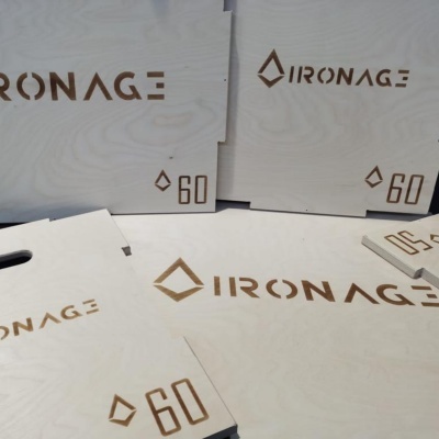 Painéis de madeira clara com texto IRONAGE e número 60 em tom castanho