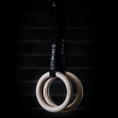 Par de argolas de treino em madeira com correias pretas e texto 'IRON AGE'