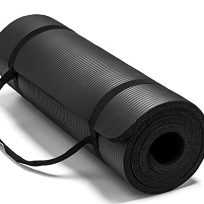 Tapete de yoga preto enrolado com alça preta