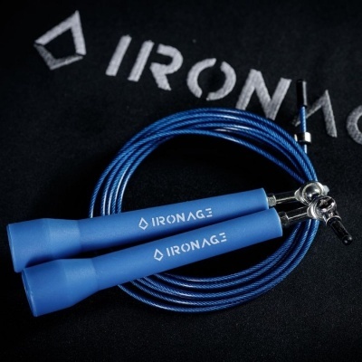 Corda de saltar azul com pegas e logotipo IRONAGE sobre fundo preto
