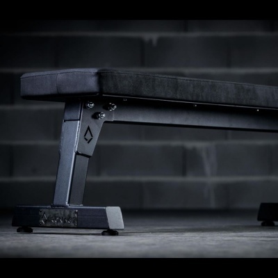 Banco de treino fitness preto com estrutura metálica