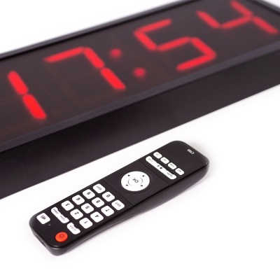 Relógio digital vermelho com comando à distância preto