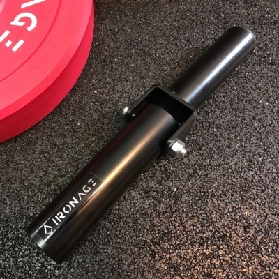 Produto fitness metálico preto com marca IRONAGE junto a disco de peso vermelho