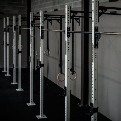 Estrutura de treino fitness metálica com argolas de madeira e barras