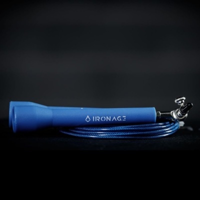 Corda de salto azul com pegador azul e cabo metálico trançado