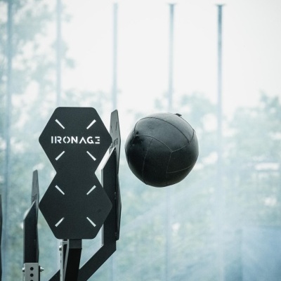 Suporte de metal preto para bola de treino com bola medicinal preta suspensa