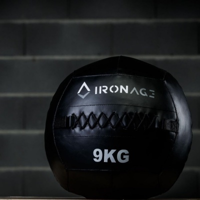 Bola medicinal preta IRONAGE 9 kg com textura lisa e costuras visíveis