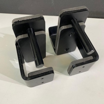 Par de suportes de parede para elevador em metal preto com borracha cinza.