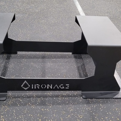 Suporte metálico preto para pesos de ginásio da marca IRONAGE no chão de academia