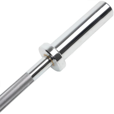 Barra olímpica de musculação prateada com textura antiderrapante