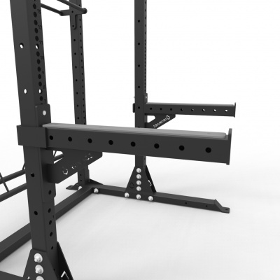 Estrutura metálica preta para treino de musculação com orifícios e suporte ajustável