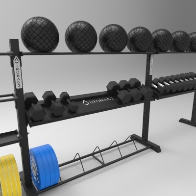 Estante de ginásio com bolas medicinais pretas, halteres e pesas coloridas