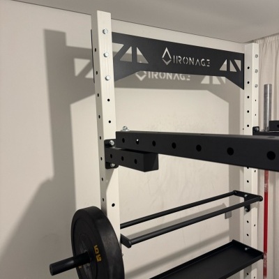 Estrutura de ginásio Ironage em metal com pesos