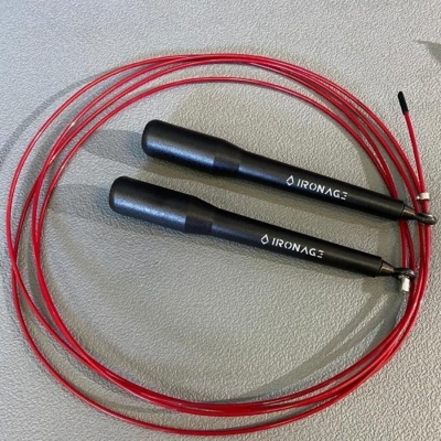 Corda de saltar vermelha com pegas pretas e marca IRONAGE